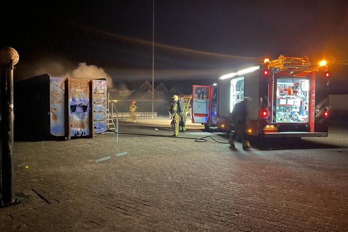 Brandweer blust brand in papiercontainer