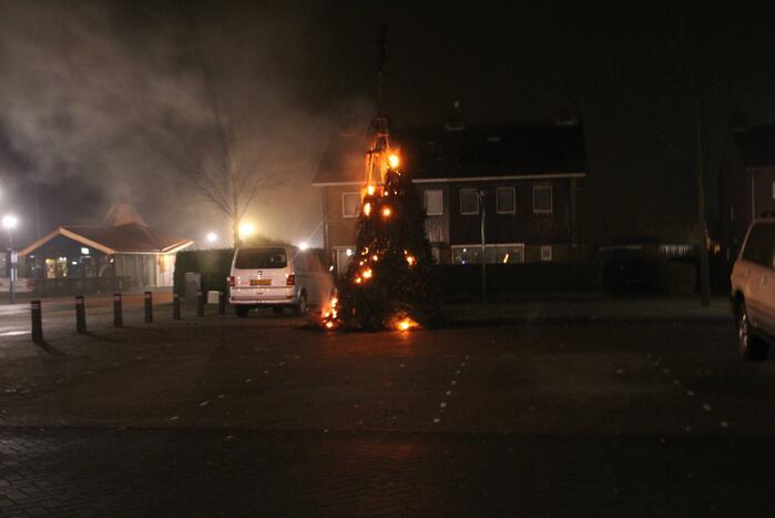 Grote kerstboom in brand