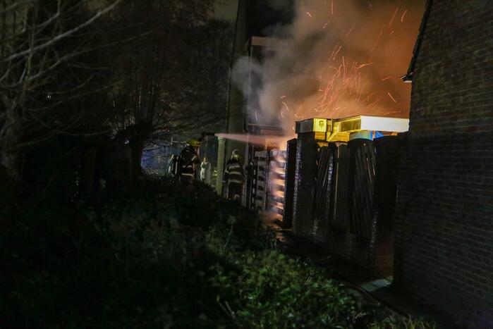 Uitslaande brand in schuur van woning