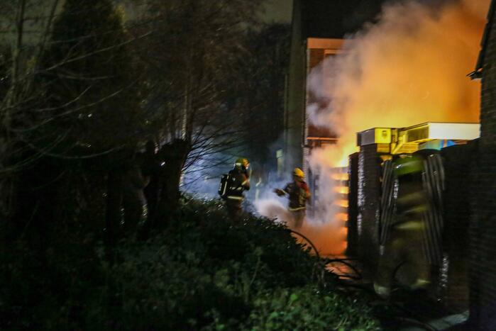 Uitslaande brand in schuur van woning