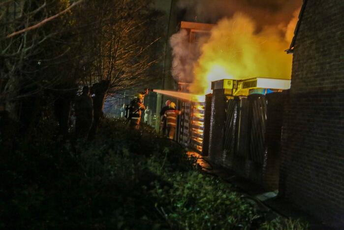 Uitslaande brand in schuur van woning