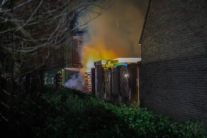 Uitslaande brand in schuur van woning