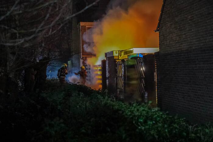 Uitslaande brand in schuur van woning