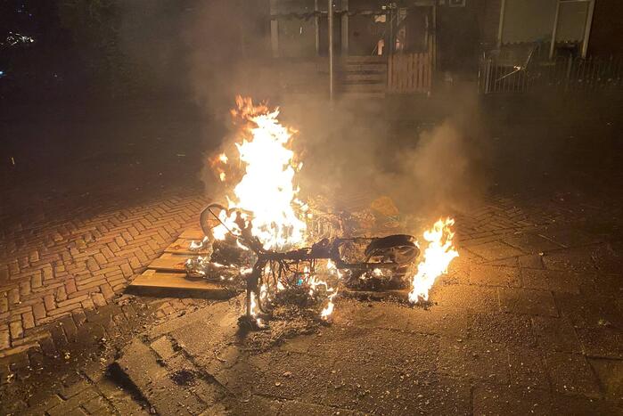Deelscooter in brand gestoken