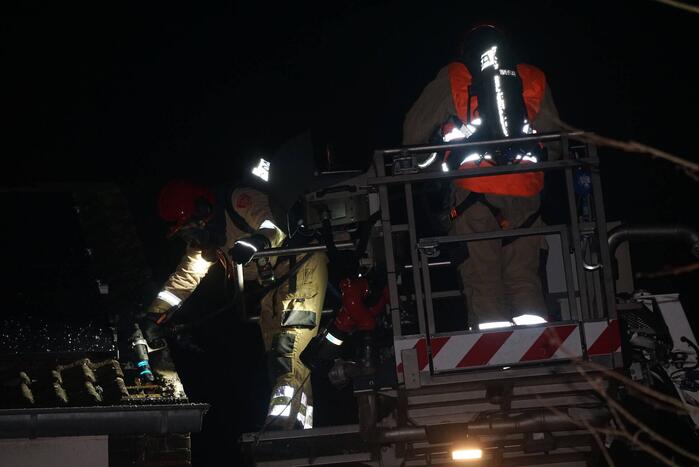 Brand in spouwmuur van woning