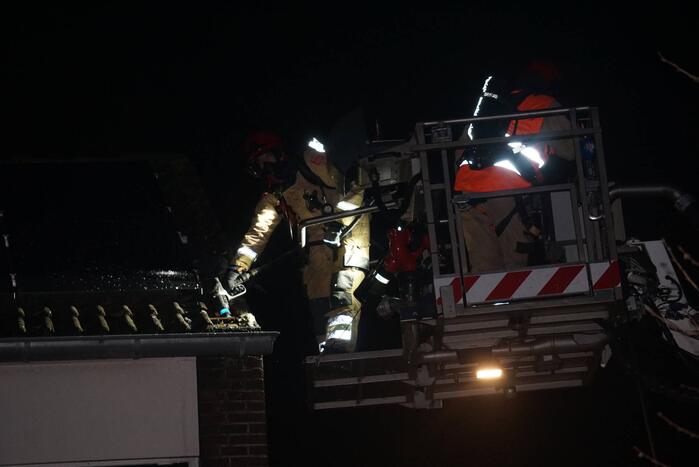 Brand in spouwmuur van woning