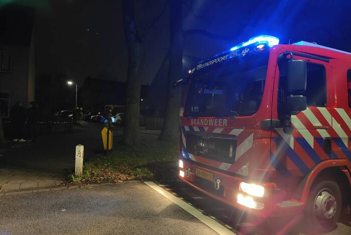 Auto en schutting in brand