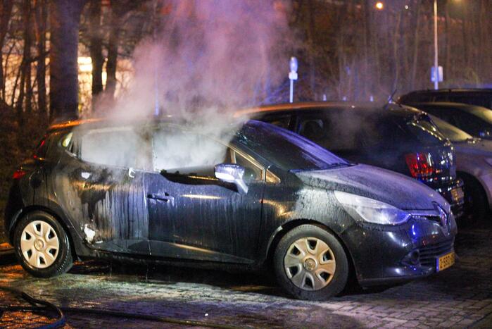 Personenauto volledig uitgebrand