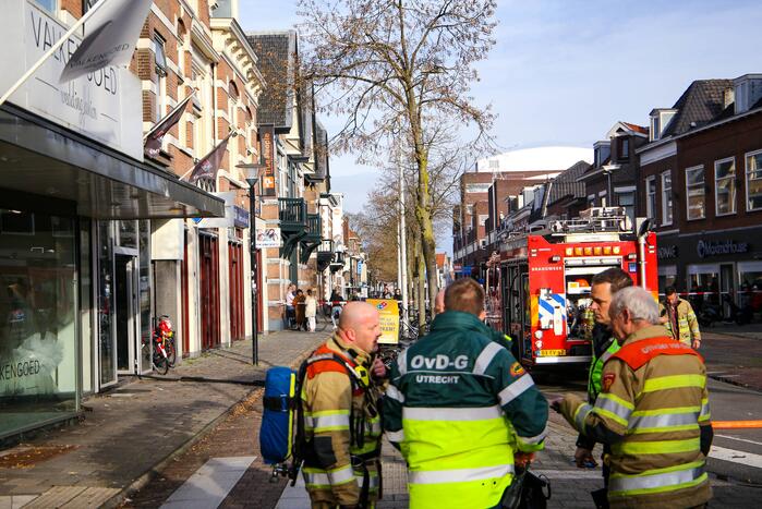Veel rook bij grote brand in garage