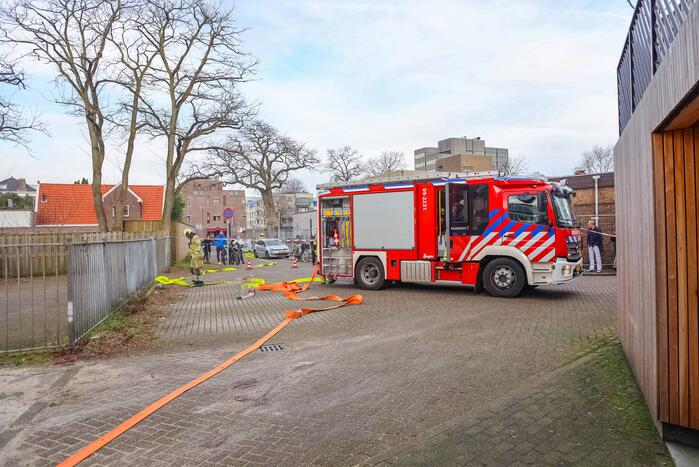 Veel rook bij grote brand in garage