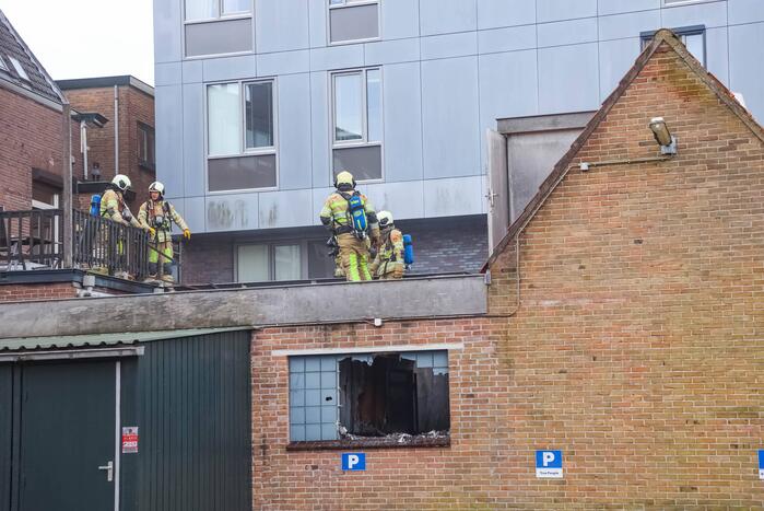 Veel rook bij grote brand in garage