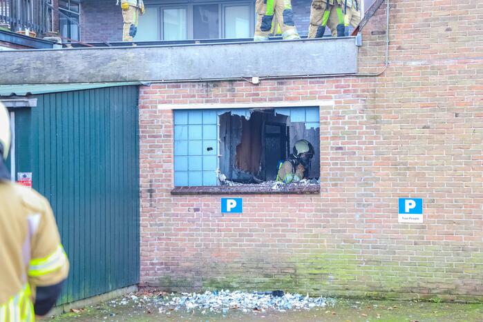 Veel rook bij grote brand in garage