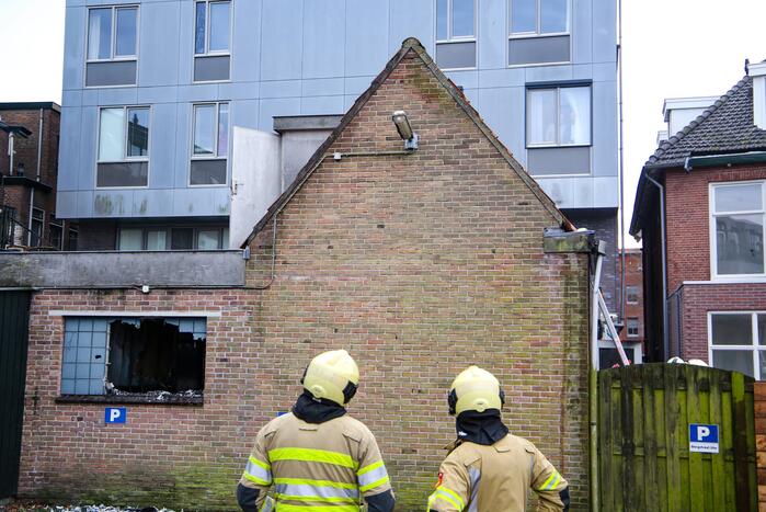 Veel rook bij grote brand in garage
