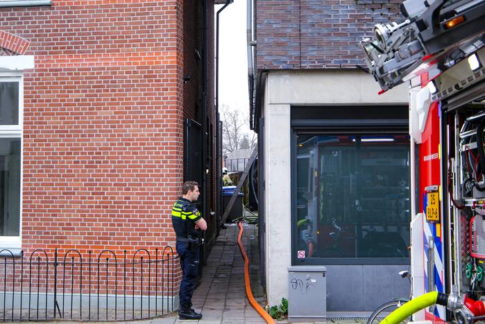 Veel rook bij grote brand in garage