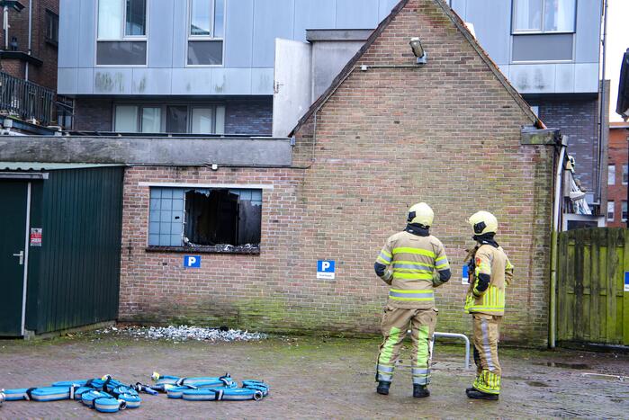 Veel rook bij grote brand in garage