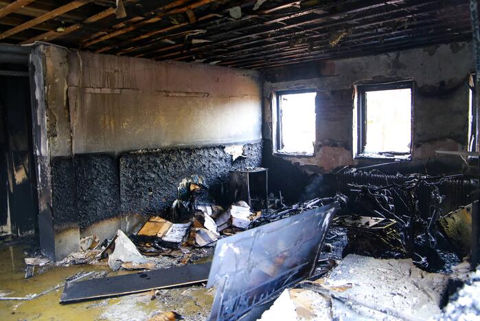 Veel rook bij grote brand in garage