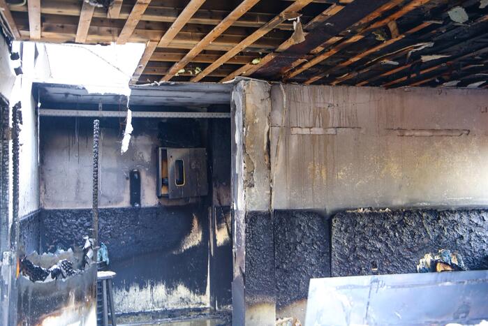 Veel rook bij grote brand in garage