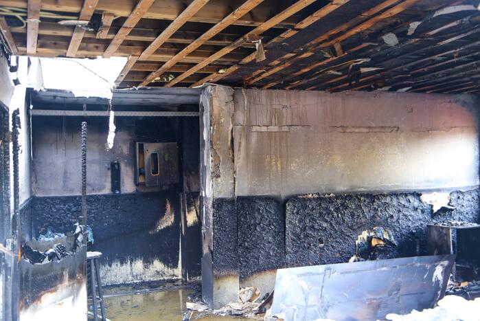 Veel rook bij grote brand in garage