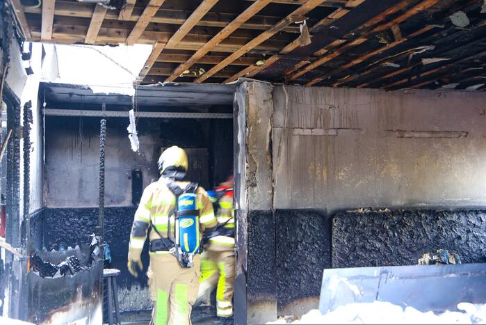 Veel rook bij grote brand in garage