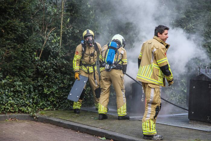 Brand ontstaan in ondergrondse plastic container