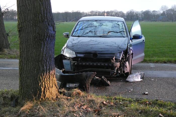 Automobilist gecontroleerd na botsing tegen boom