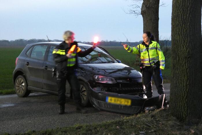 Automobilist gecontroleerd na botsing tegen boom