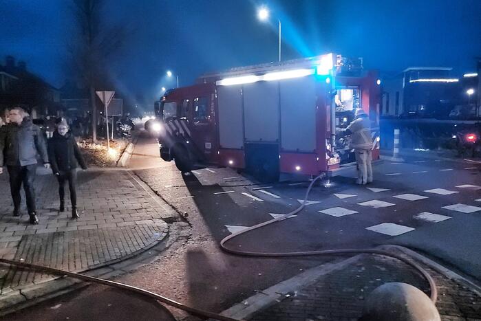Coniferenhaag tegen woning in brand