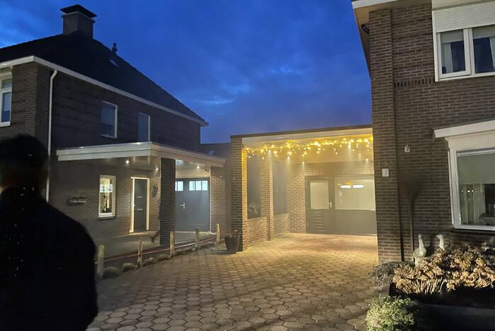 Coniferenhaag tegen woning in brand
