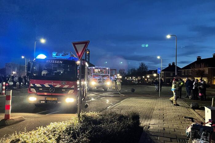 Coniferenhaag tegen woning in brand