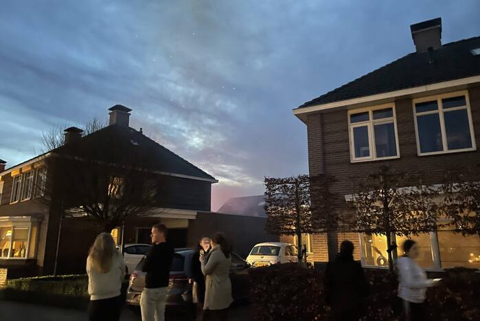 Coniferenhaag tegen woning in brand