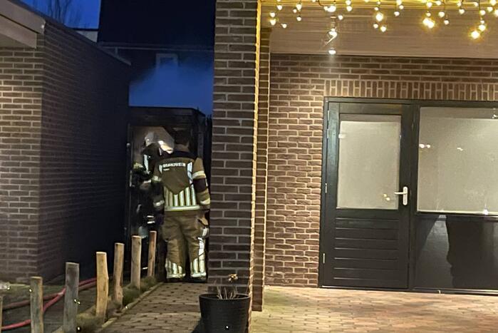 Coniferenhaag tegen woning in brand