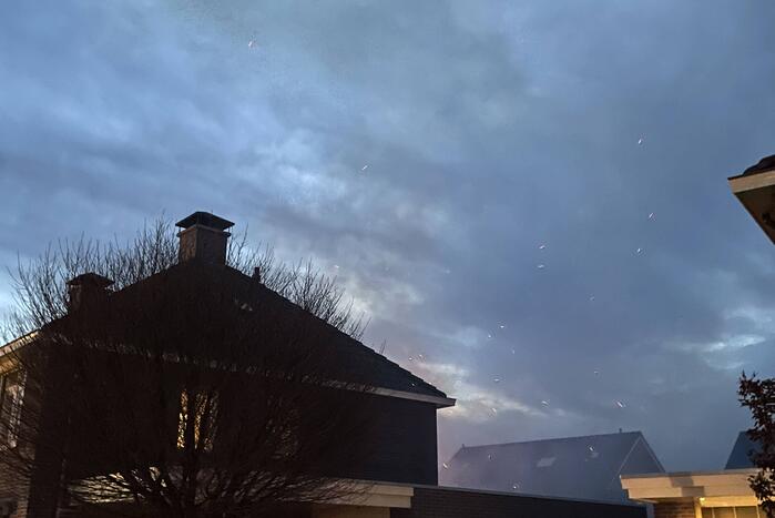 Coniferenhaag tegen woning in brand