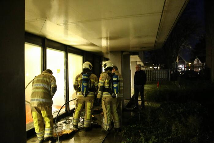 Veel schade door brandend matras tegen gebouw
