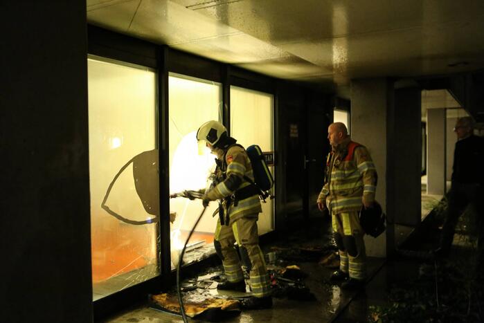 Veel schade door brandend matras tegen gebouw