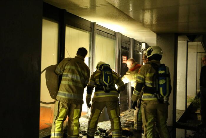 Veel schade door brandend matras tegen gebouw