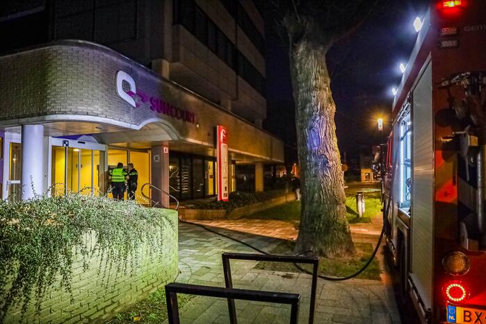 Veel schade door brandend matras tegen gebouw