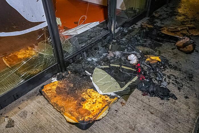 Veel schade door brandend matras tegen gebouw