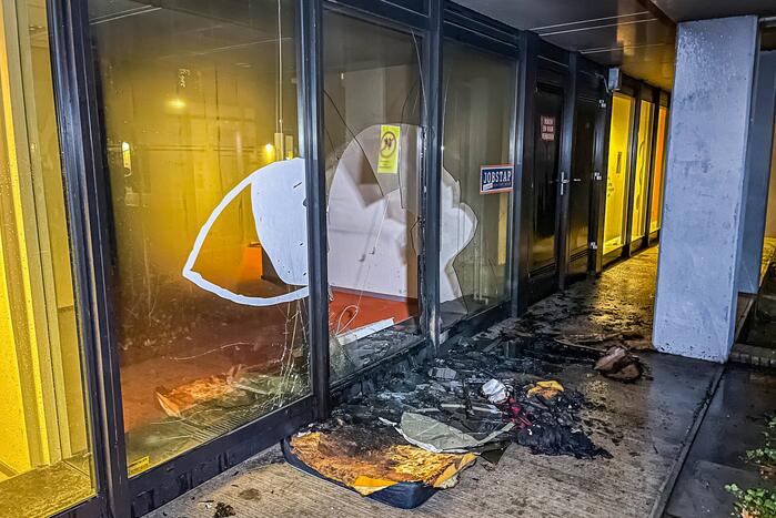 Veel schade door brandend matras tegen gebouw