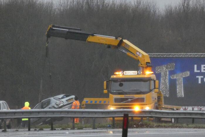 Auto raakt van de weg en belandt in berm