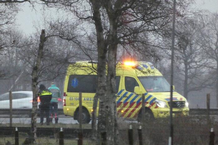 Auto raakt van de weg en belandt in berm
