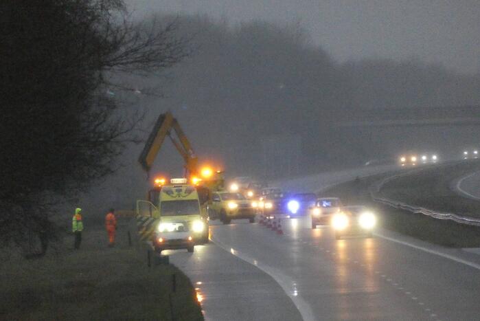 Auto raakt van de weg en belandt in berm