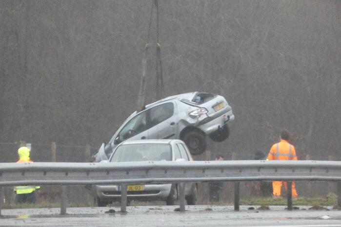 Auto raakt van de weg en belandt in berm