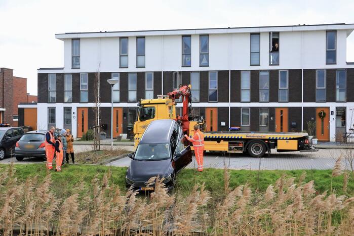 Auto te water na vergeten van handrem