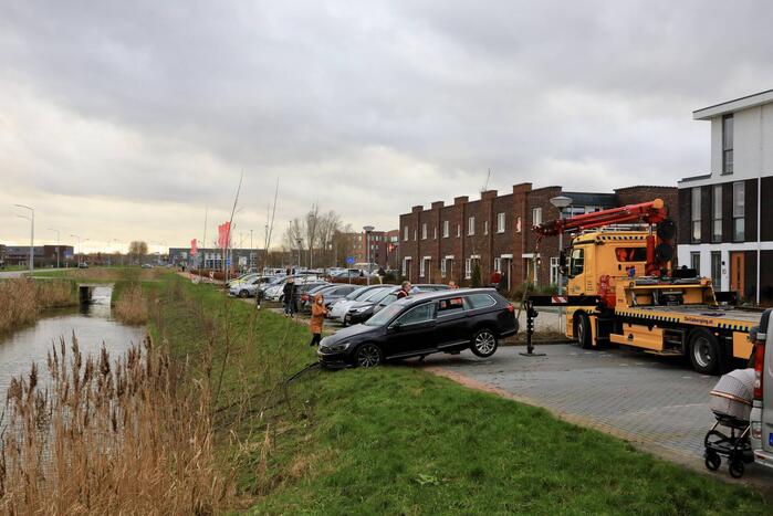Auto te water na vergeten van handrem