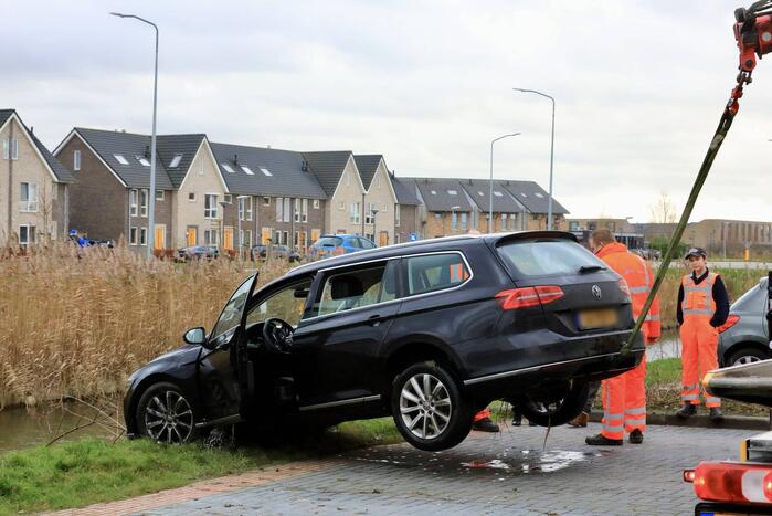 Auto te water na vergeten van handrem