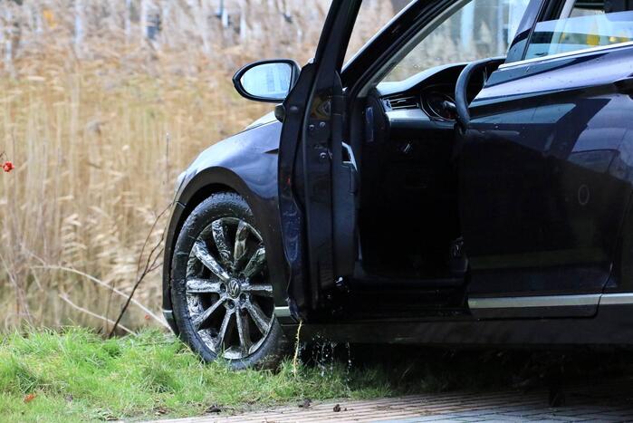 Auto te water na vergeten van handrem