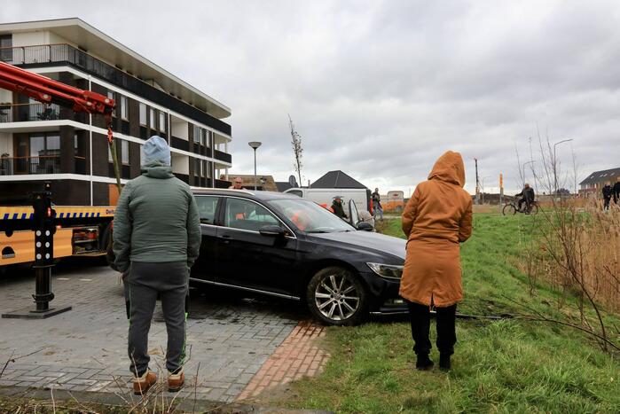 Auto te water na vergeten van handrem