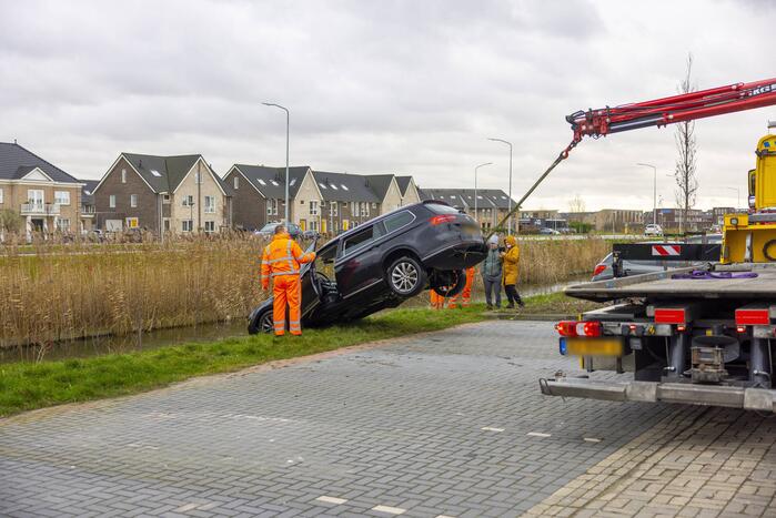 Auto te water na vergeten van handrem