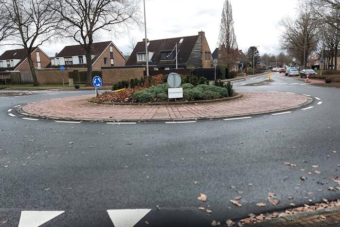 Verkeersbord omgedraaid en uit de grond getrokken