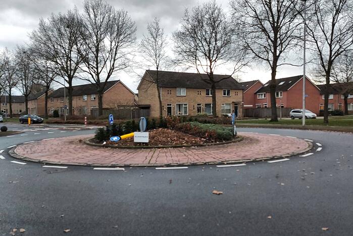Verkeersbord omgedraaid en uit de grond getrokken